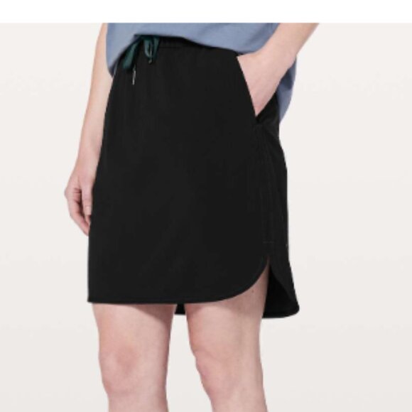 lululemon athletica Dresses & Skirts - Lululemon On the Fly Skirt 21" Size 10